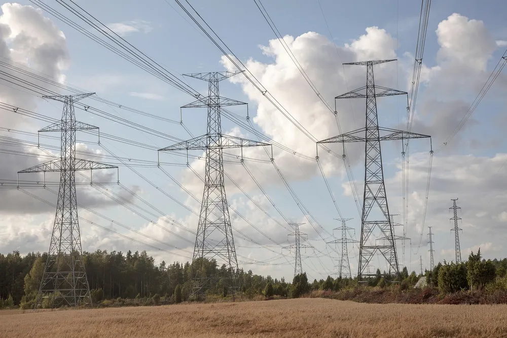 power lines on blue sky for clean energy Section 48E Tax Credit